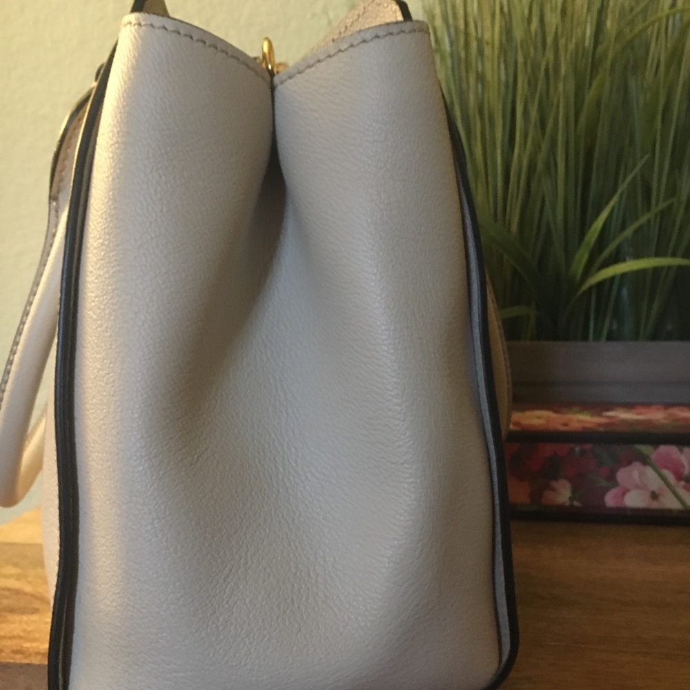 ❌SOLD❌ Burberry Buckle Handbag - Picture 4 of 8